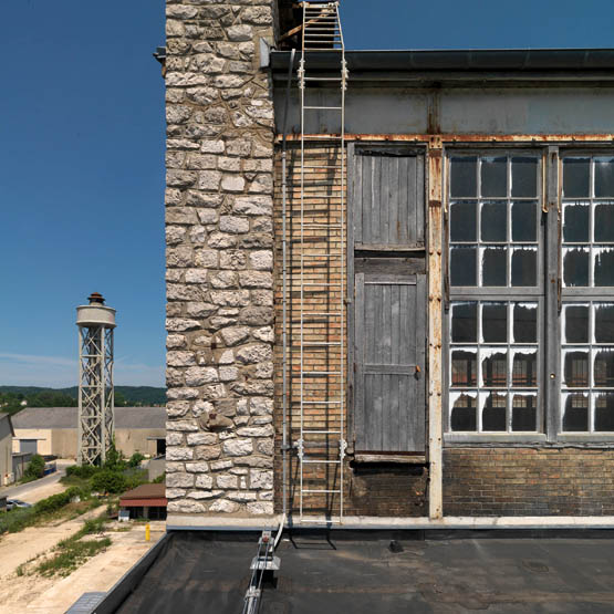Usine de matériel électrique industriel Schneider et Cie, puis Le Matériel Electrique Scheider-Westinghouse (SW), puis Jeumont-Schneider (JS), actuellement ensemble industriel appelé "Espace Technologique et Industriel de Champagne-sur-Seine" (zone ETIC)