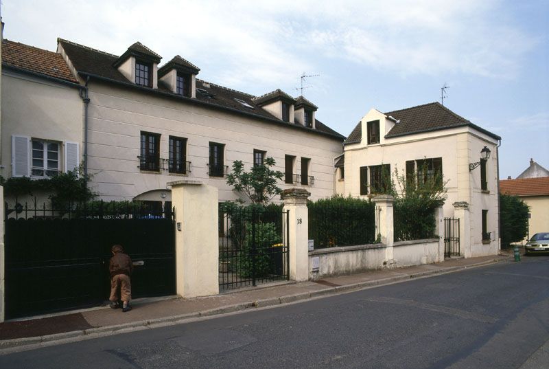 maison de campagne, mairie-école, presbytère, actuellement copropriété