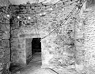 La crypte : élévation nord de la salle sud, avec l'accès à la salle centrale.