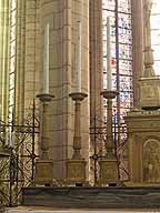 Groupe de trois chandeliers du maître-autel, à gauche du tabernacle.