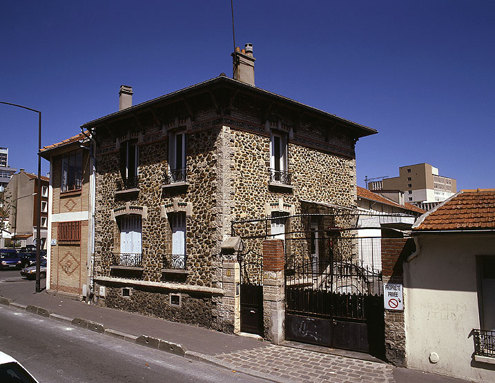 Usine de peausserie (usine de traitement des peaux de lapin) C. et E. Chapal frères et cie, puis Société anonyme des anciens établissements C. et E. Chapal frères et cie, actuellement hôtel industriel, logement et ateliers d'artistes