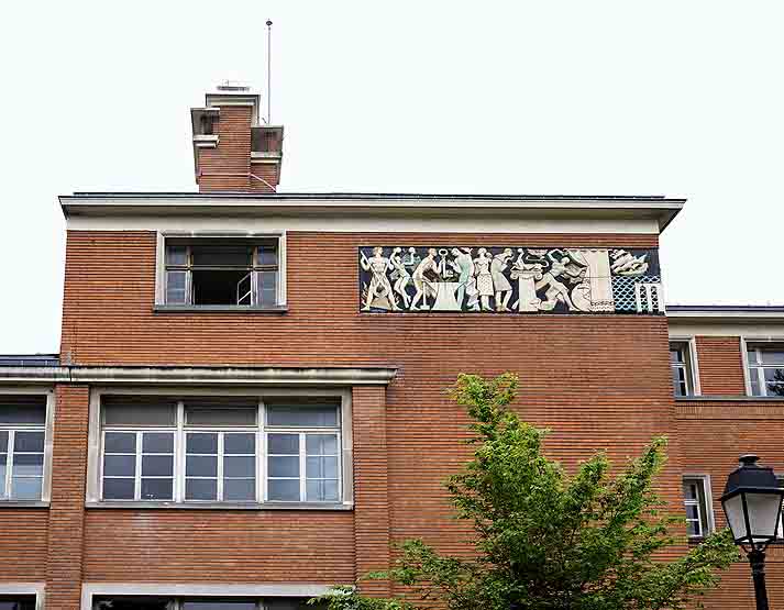 Bas-relief "les techniques enseignées dans le centre d'apprentissage