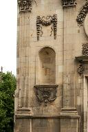 Les niches de la façade sont encadrées de pilastres corinthiens.
