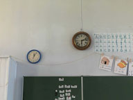 Ancienne horloge dans une classe.