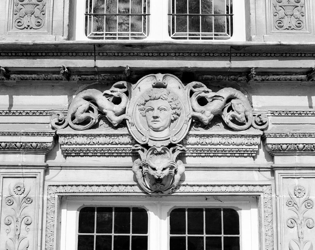 Bas-reliefs (médaillon)
