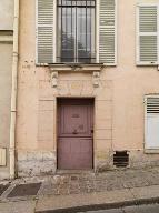 Maison de bourg, 5 rue de la Sangle. Décorde la porte piétonne.