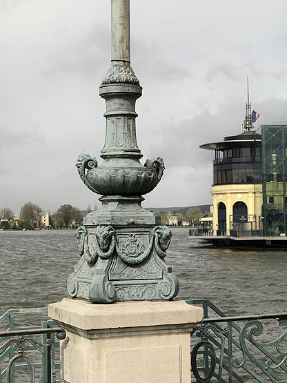 quai, estacade ou jetée des bords du lac