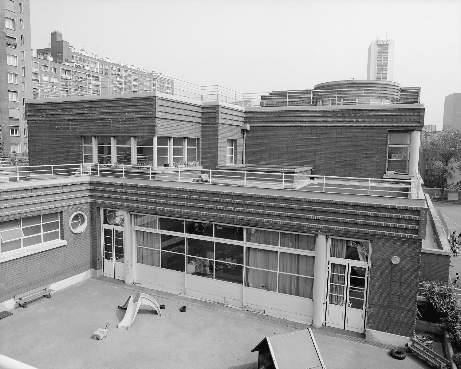 Ecole maternelle, école primaire de garçons, école primaire de filles dites groupe scolaire Marius Jacotot