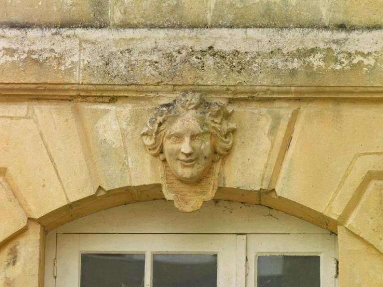 Ensemble du décor d'architecture : 1 bas-relief et 8 mascarons