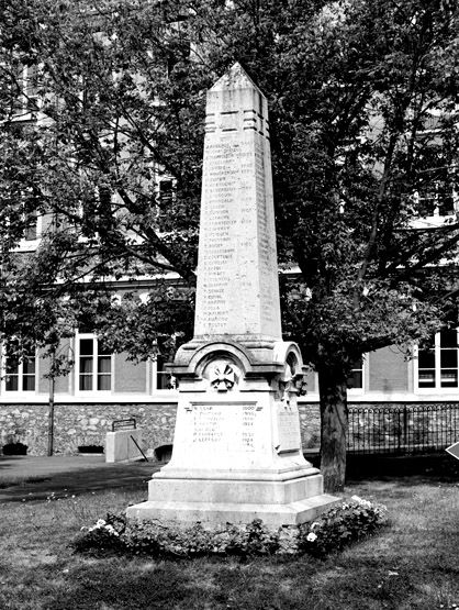 monument aux morts du collège Jacques-Amyot