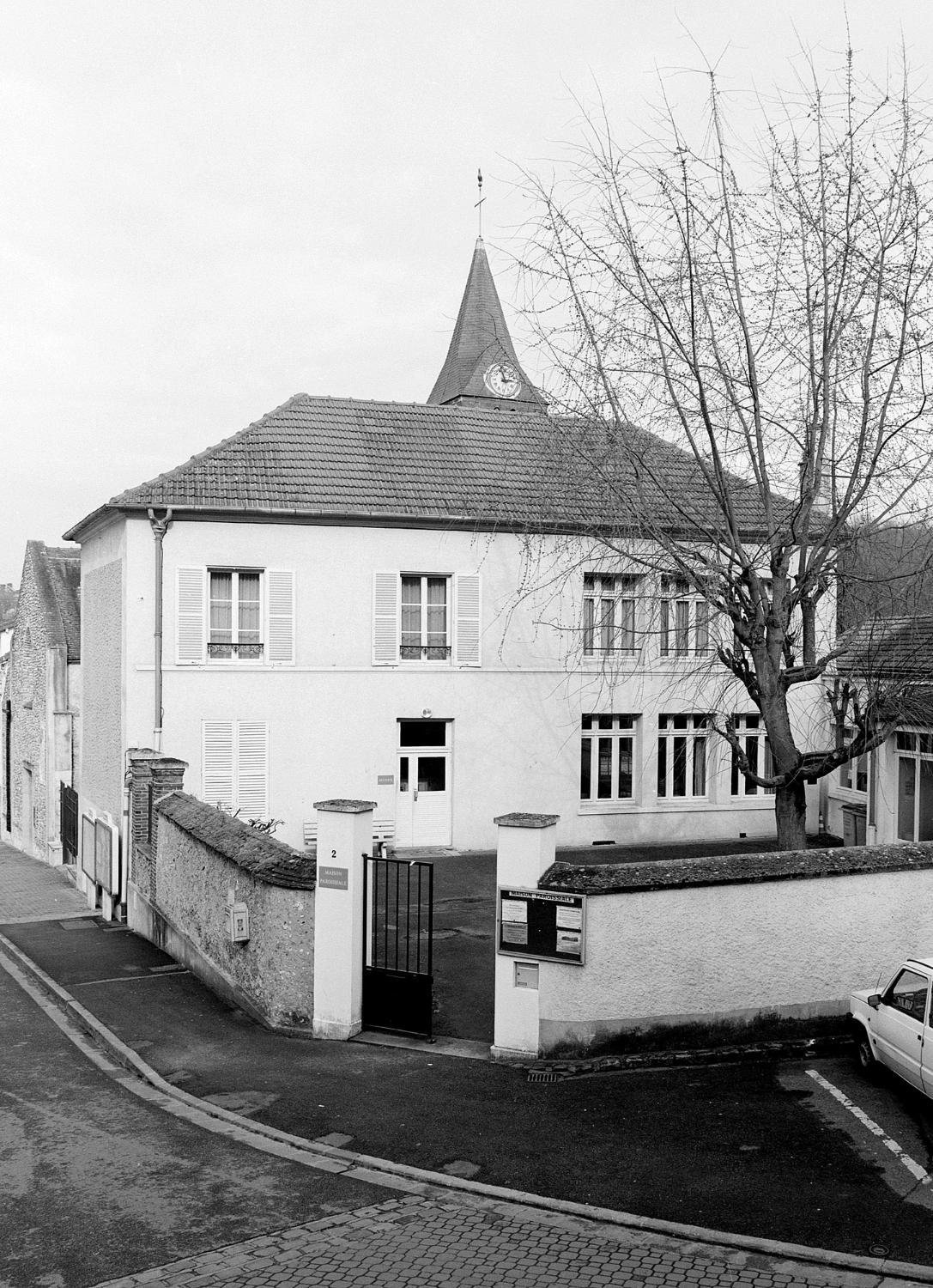 mairie-école, actuellement maison paroissiale