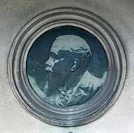 bas-relief : médaillon du portrait de A. Sidney Dunnet