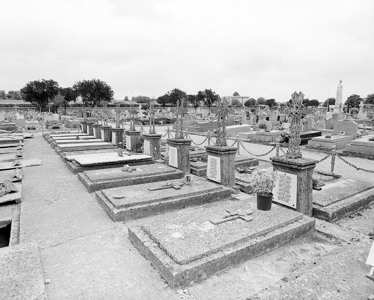tombeaux en série dit carré des frères des Ecoles chrétiennes