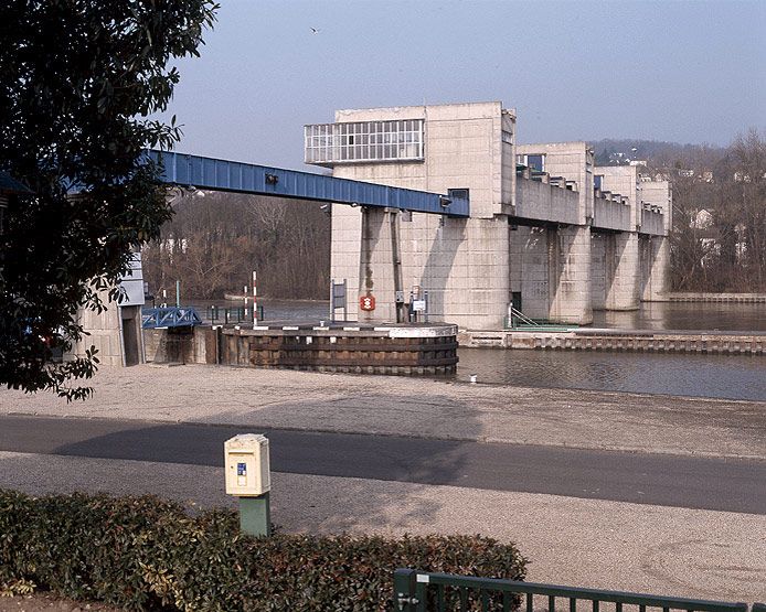 barrage mobile à vannes levantes, écluses