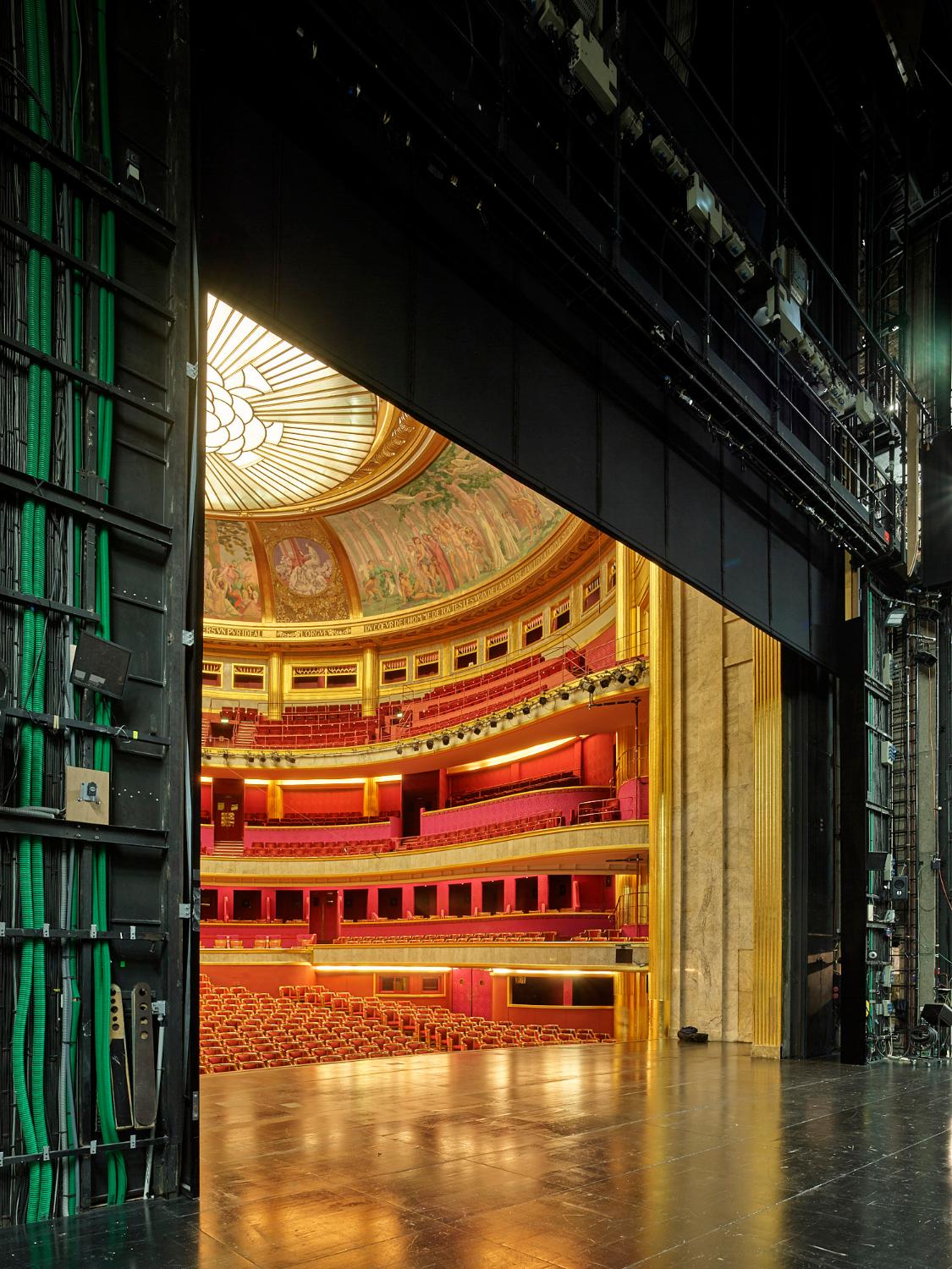 Champs-Élysées (Paris, 8e arrondissement), théâtre des