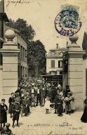 Vue de l'entrée sur la rue de Paris, vers 1905. Carte postale. (Musée de l'histoire vivante, Montreuil. 2 F 4)