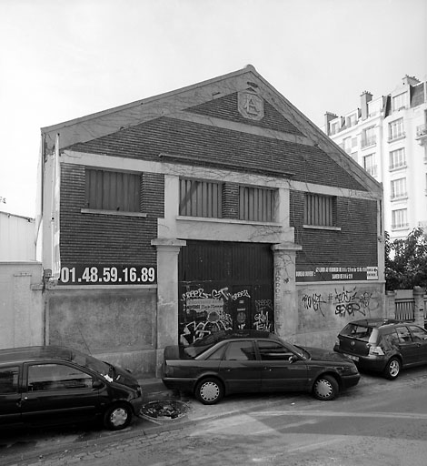 Usine de menuiserie Poulain, puis Bentayou, puis entrepôt commercial Badal, actuellement usine de taille de matériaux de construction de la Marbrerie des deux communes