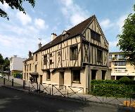 Maison de bourg, 4 rue de la Gabelle. Maison ayant conservé une allure médiévale (encorbellement, pan-de-bois) mais très transformée.