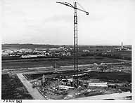 Chantier de construction de Beauval A avec vue sur la ZI. 29 novembre 1967. (OPAC Meaux)