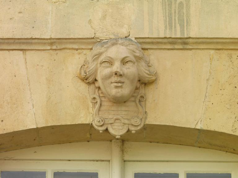 Ensemble du décor d'architecture : 1 bas-relief et 8 mascarons