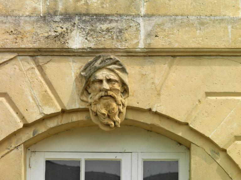 Ensemble du décor d'architecture : 1 bas-relief et 8 mascarons