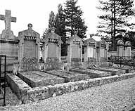 Alignement de cinq tombes identiques commandées par la famille Massard, 19e et 20e siècles.