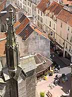 La place Saint-Etienne et le début de la rue du Général-Leclerc, vus depuis le sommet de la cathédrale (au premier plan, culée d'un contrefort sud du choeur).