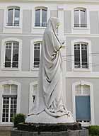 Statue en pied de la Vierge de l'Apocalypse. Vue de dos.
