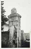 Photographie du portail de l'ancien cimetière de Chaage, aujourd'hui disparu. Photographie. (AD Seine-et-Marne. MDZ 513-5)