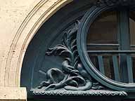 Détail gauche du relief de la porte d'entrée comportant la couleuvre, symbole des Colbert.