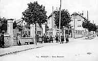 Soldats cantonnés dans l'usine Baumann pendant la première guerre mondiale. Carte postale, vers 1916. (BM Melun)