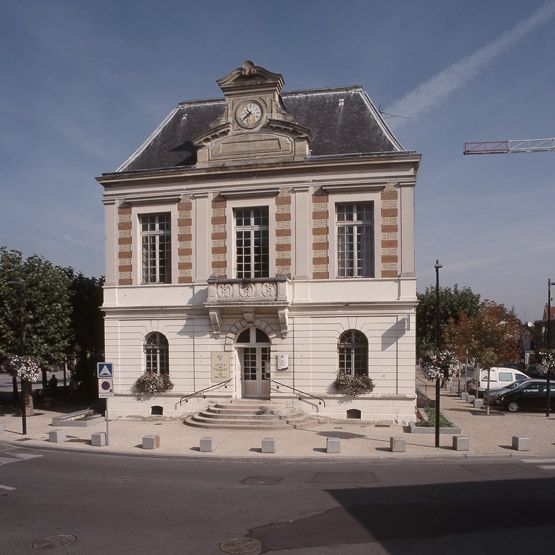 mairie, actuellement maison des associations et office du tourisme