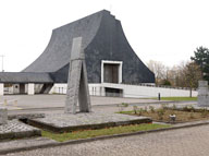 Le bâtiment des cérémonies, vu depuis le cimetière. Au premier plan, quelques éléments de la sculpture monumentale de Székely.