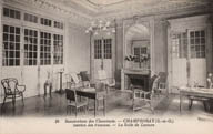 Le grand salon aménagé en salle de lecture pour les pensionnaires du sanatorium. (Association hospitalière Les Cheminots, Draveil)