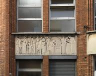Bas-relief sur la façade, représentant les soins offerts à la population.