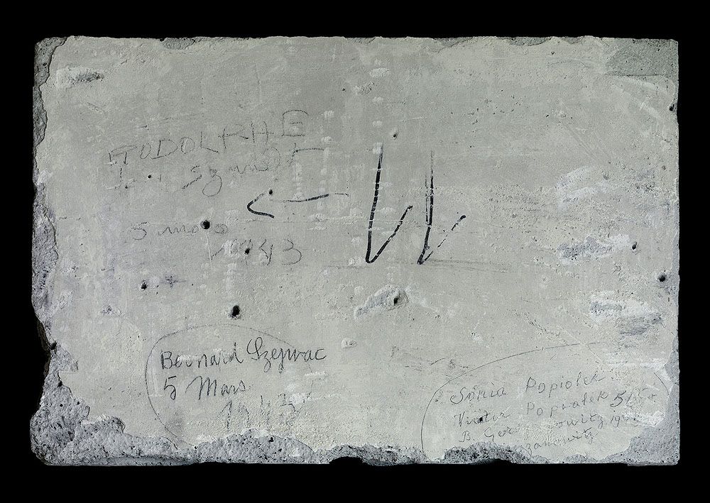 graffiti de chambrée sur carreau de plâtre formant contre-cloison