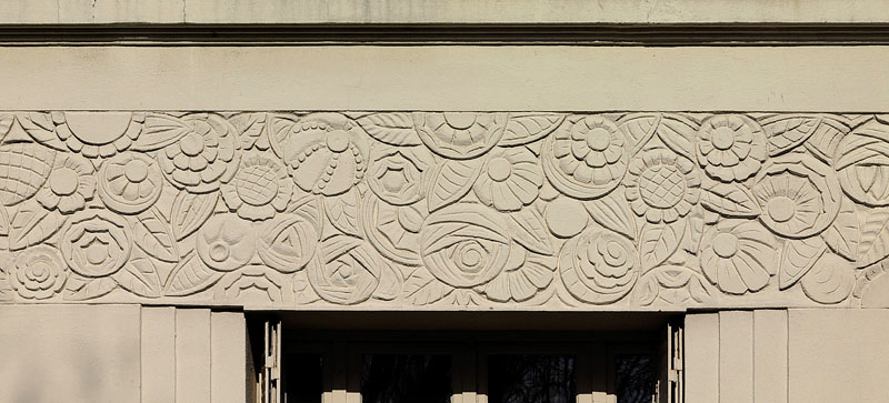 Les maisons et immeubles d'Enghien-les-Bains, Bas-relief : détail d'une  frise en béton moulé, ornée de fleurs de style Art déco. Immeuble, 12 bis  rue du Docteur Leray. (IVR11_20099500509NUC4A) - Inventaire Général du