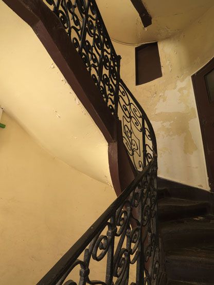 rampe d'appui, escalier d'une maison à porte piétonne