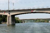 La Seine et ses multiples ponts (chemin de fer, autoroutier, routier) en amont de Mantes.