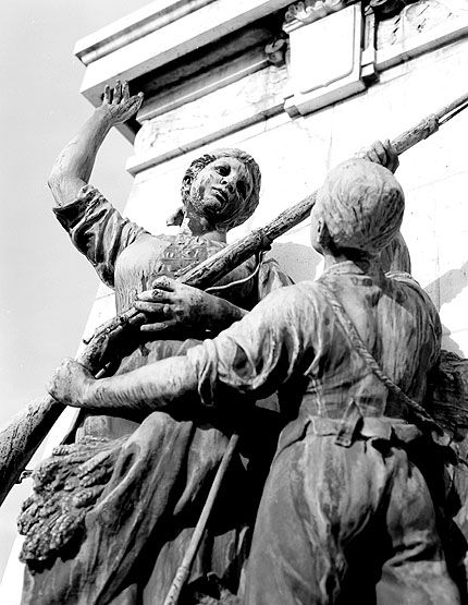 Ensemble de deux groupes sculptés : Combattre pour la Patrie