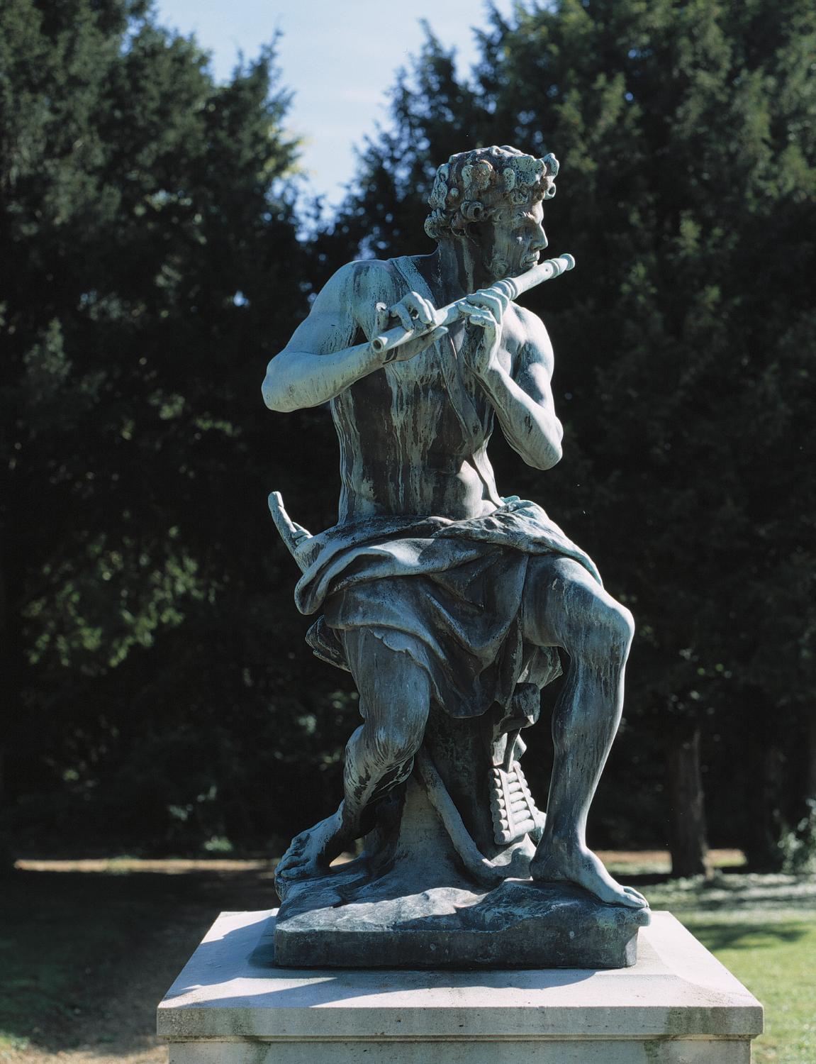 statue : Berger jouant de la flûte