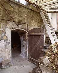 Entrée de la cave semi enterrée sous l'ancien logis.