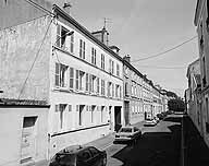 Vue générale de l'alignement d'immeubles rue Louviot, côté impair.