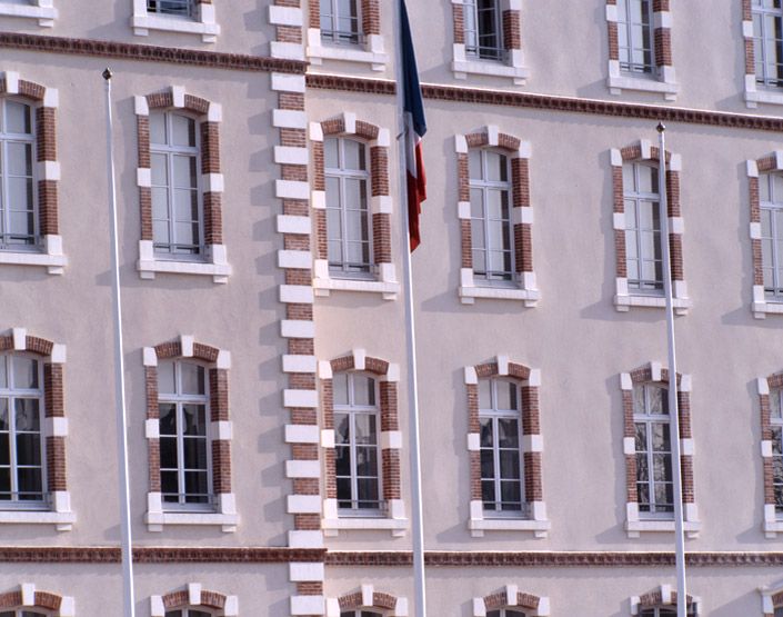 caserne, aujourd'hui école des officiers de gendarmerie nationale (EOGN)