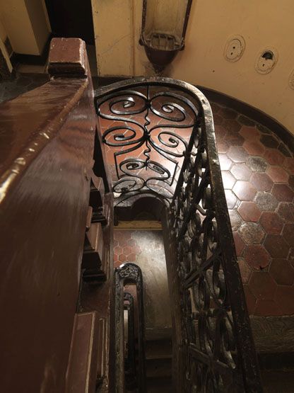 rampe d'appui, escalier d'une maison à porte piétonne